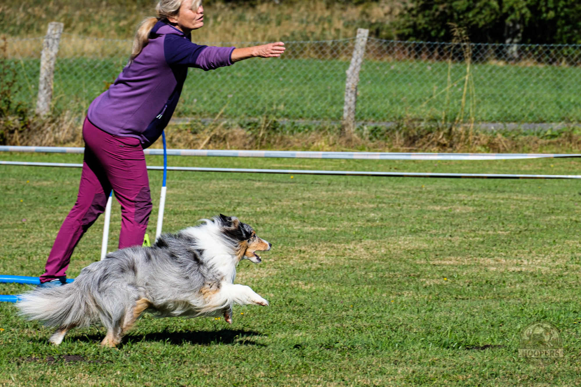 Conductrice guidant son chien sur le parcours de Hoopers à la Vallée de Joux