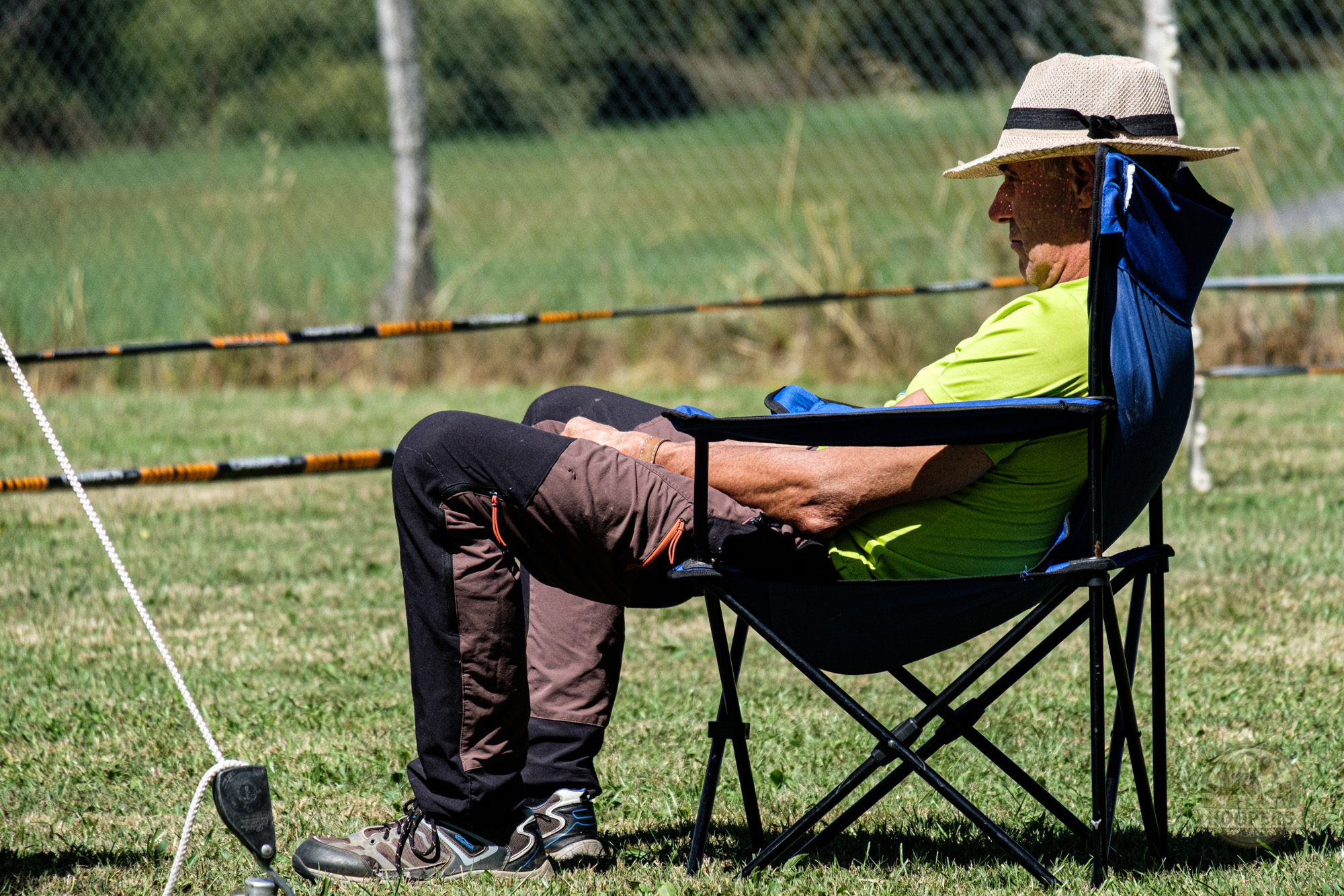 Participant suivant le concours de Hoopers au soleil